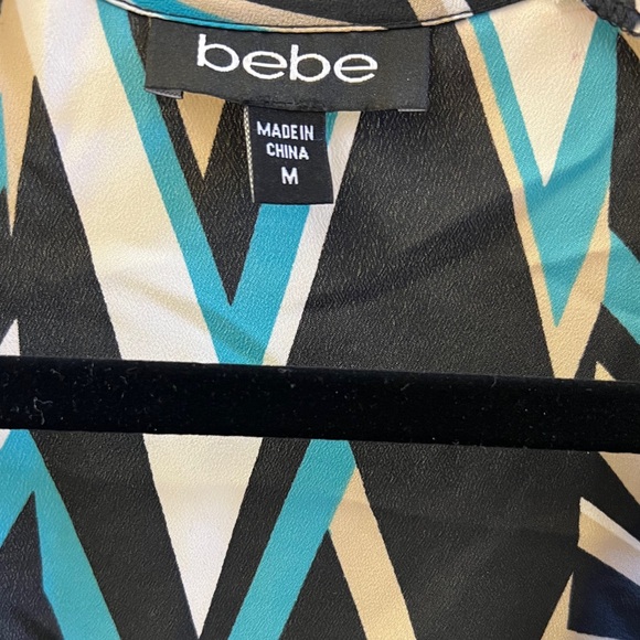 bebe Black and White Geometric V-Neck Puff Sleeve Knee-Length Sundress - Picture 2 of 8